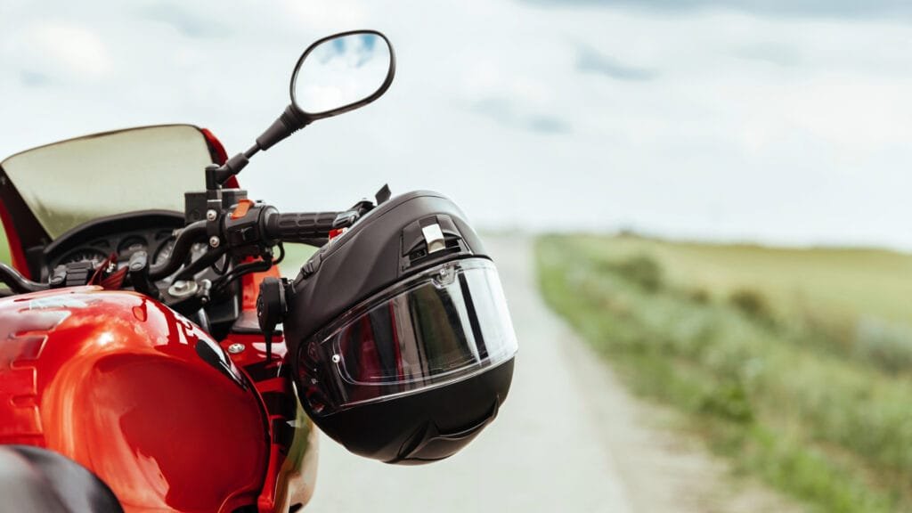 La imagen muestra una motocicleta con un casco colocado en el manubrio, simbolizando seguridad y preparación. Refleja la dedicación de Motocyclón Serviteca Club al cuidado integral de las motos y el compromiso con la comunidad motera.