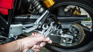 Técnico especializado reparando motocicleta en Motocyclón