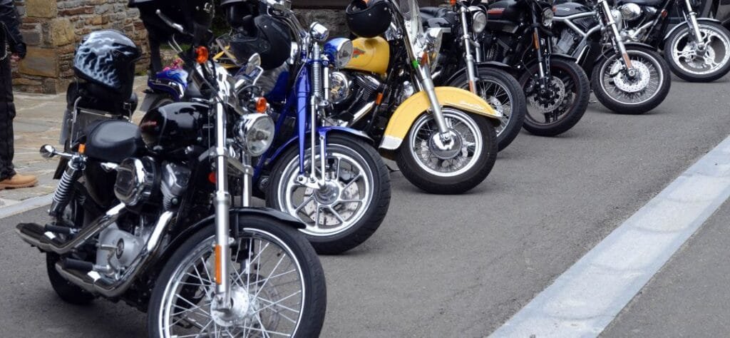 Diferentes tipos de motocicletas alineadas: deportivas, cruiser, touring, naked, y off-road, chopper, scooter y cafe racer