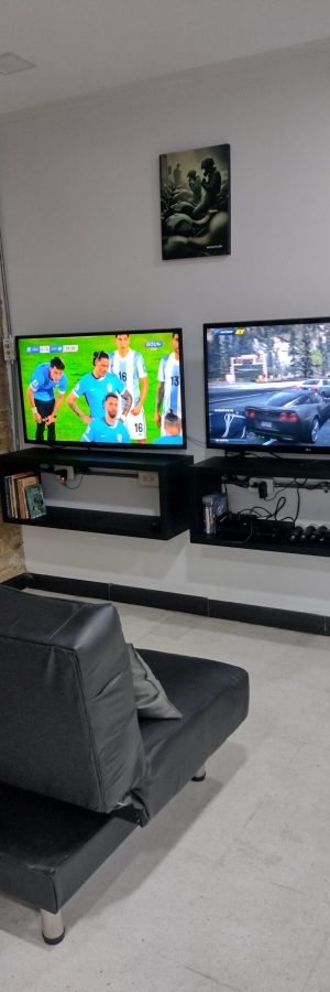 Televisores con consola de videojuegos en el club motero Motocyclón Bogotá