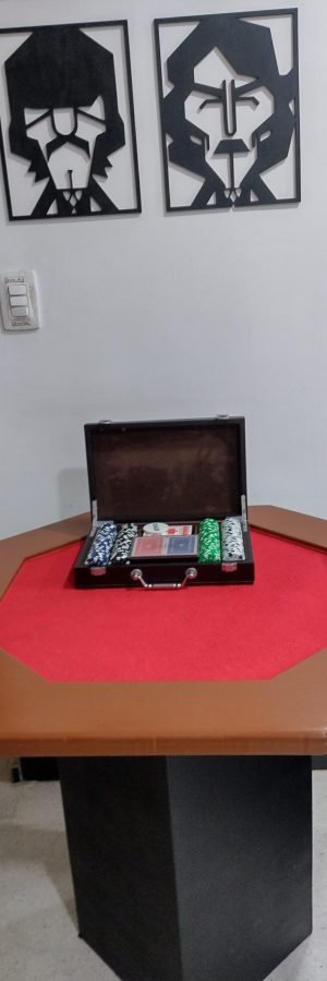 Mesa de póker en el club motero Motocyclón Bogotá para diversión y comunidad
