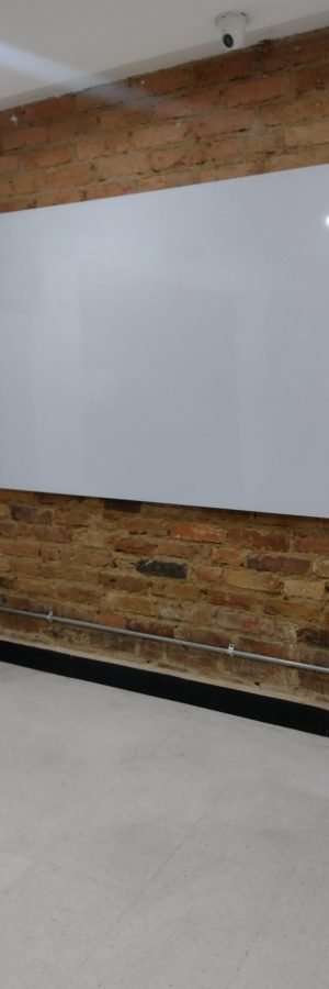 Elemento Texto Texto Alternativo (Alt) Salón con tablero acrílico para capacitaciones y formación empresarial en Bogotá – Motocyclón